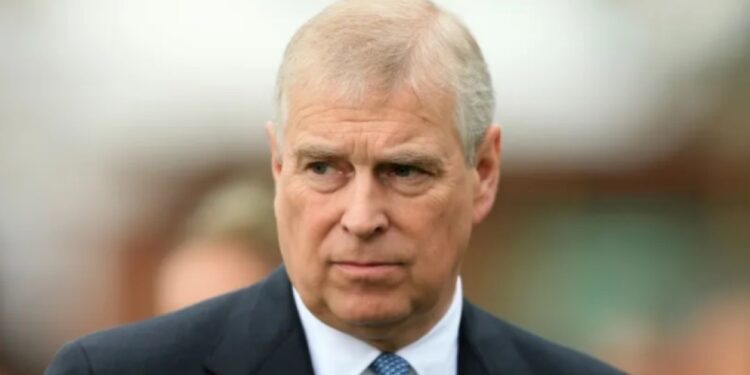 Prins Andrew uit koninklijk paleis gezet door Charles.