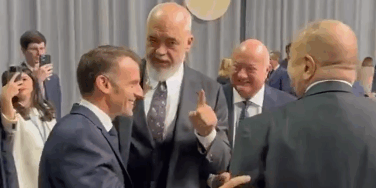 Rama trolt Trump: Macron lacht om blunder met Albanië-Azerbaijan oorlog