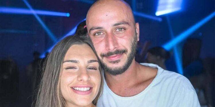 Israëlische overlevende van Hamas-slachting op Nova Festival, trots in auto