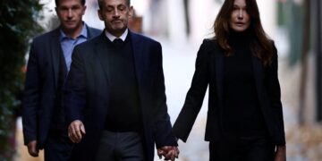 Nicolas Sarkozy betreedt gevangenisdeur in schandaal.