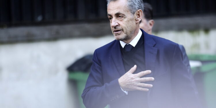 Gevangenen begroeten Sarkozy in Le Sante met onverwachte ontvangst