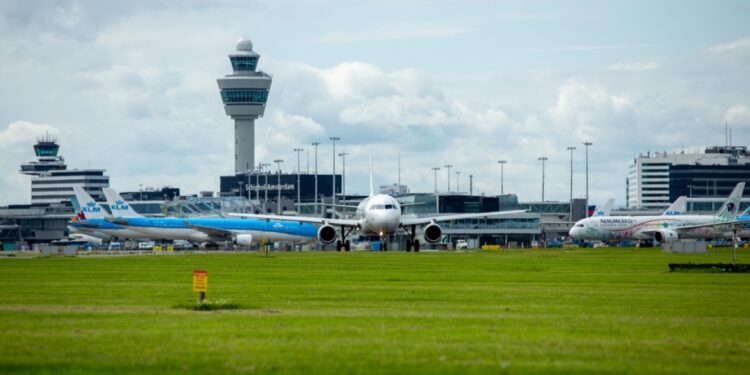 Vluchten geannuleerd vanwege dreigende storm op Schiphol