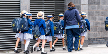 Klacht school na miskraam van 13-jarige voor oorbellen in Groot-Brittannië