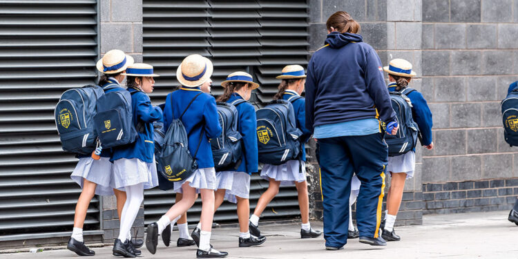 Klacht school na miskraam van 13-jarige voor oorbellen in Groot-Brittannië