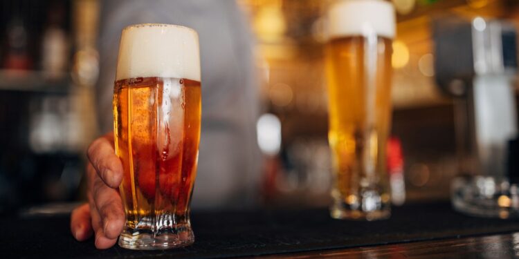 Tories schaffen bedrijfsbelastingen af voor winkels en pubs in winkelstraten