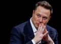 Elon Musk noemt tegenstanders van $1 biljoen salaris ‘bedrijfsterreuristen’