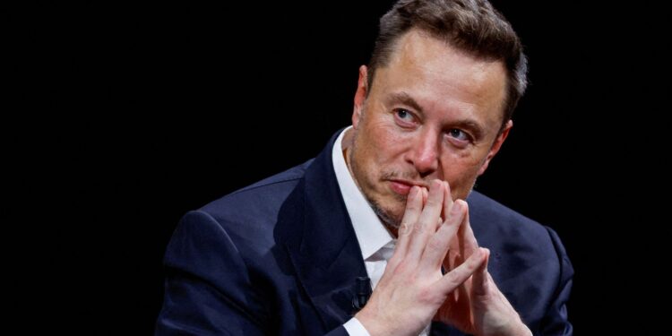 Elon Musk noemt tegenstanders van $1 biljoen salaris ‘bedrijfsterreuristen’