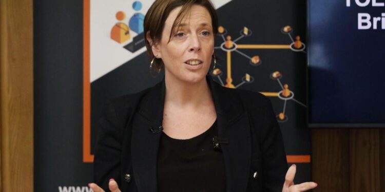 Overlevenden keren terug als Jess Phillips aftreedt.