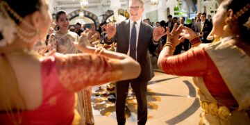 Starmer ontvangt feestelijk welkom in India, maar uitdagingen wachten in VK.