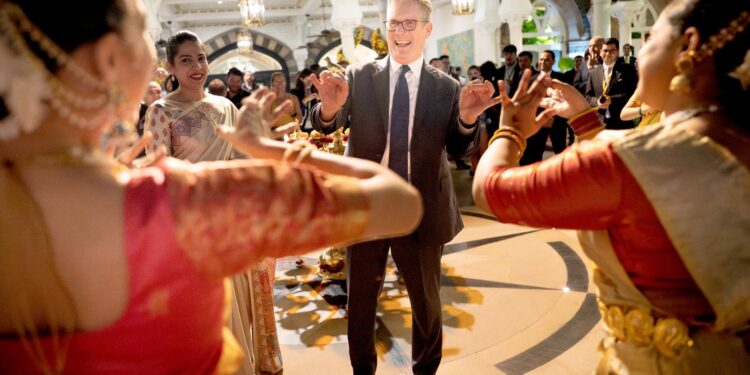 Starmer ontvangt feestelijk welkom in India, maar uitdagingen wachten in VK.