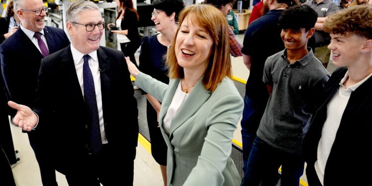 PM negeert gebrek aan discipline kanselier in verhuurlicentie-incident