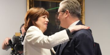 Lucy Powell neemt ‘onderzeebootbenadering’ als vicepremier – voor nu.