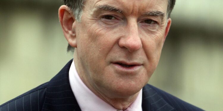 Sky News confronteert Peter Mandelson over banden met Jeffrey Epstein.