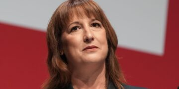 Reeves belooft sombere voorspellingen te trotseren, maar waarschuwt voor inkomstenbelasting.