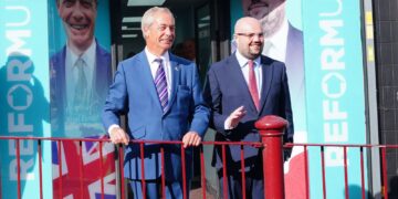 Reform verliest in Caerphilly verkiezing, Farage afwezig in Tommy Cooper’s geboorteplaats