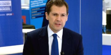 Tory voorzitter ontkent opmerking over ‘ander wit gezicht’ te hebben gemaakt