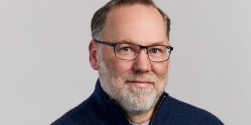 Nobelprijswinnaar schrikt op van off-grid bekendmaking en denkt dat zijn vrouw een beer ziet.