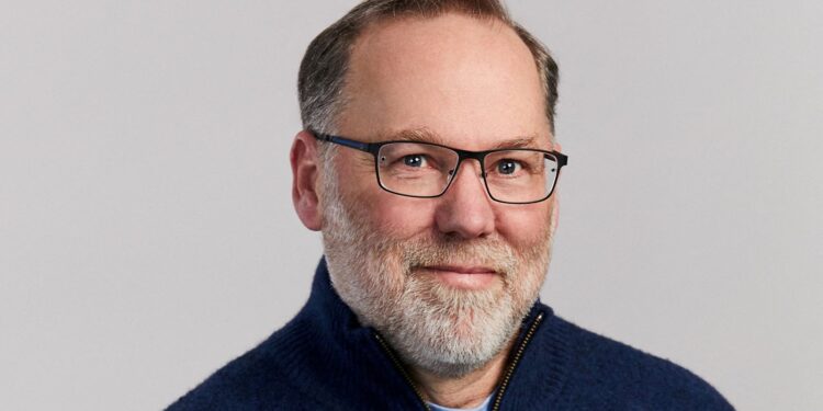 Nobelprijswinnaar schrikt op van off-grid bekendmaking en denkt dat zijn vrouw een beer ziet.