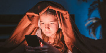 Parlement discussieert over verbod voor tieners op sociale media.
