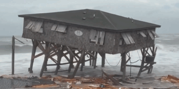 Huizen in North Carolina verzwolgen door golven van de Atlantische Oceaan