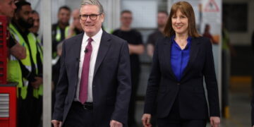 Starmer vertrouwt volledig op nieuwe informatie over fout van minister van Financiën