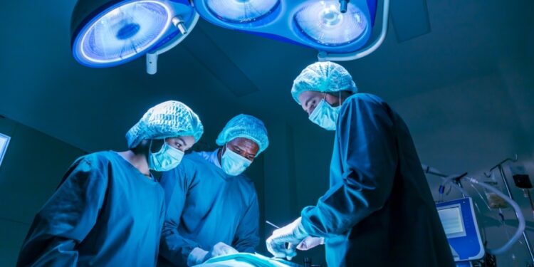 Ierse vrouw reist naar Griekenland voor operatie endometriose