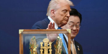 Trump belooft vrede in Korea met kroon op hoofd