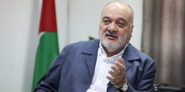 Neef van Arafat keert terug naar Westelijke Jordaanoever en biedt hulp in Gaza