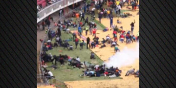 Politie opent vuur op menigte bij stadion: twee doden