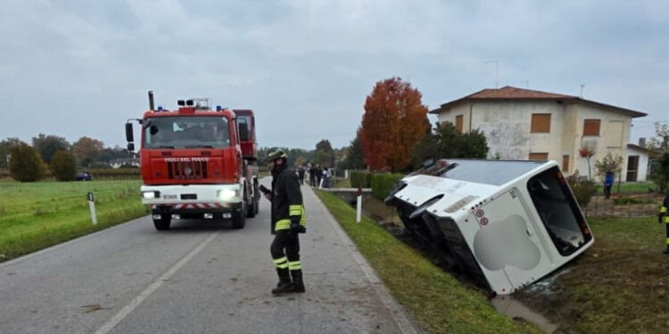 85-jarige dood bij frontale botsing met schoolbus in Italië door verlopen rijbewijs