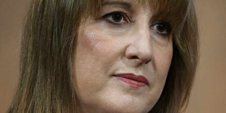 Rachel Reeves belooft grip op kosten van levensonderhoud, ondanks verwachte belastingverhogingen.