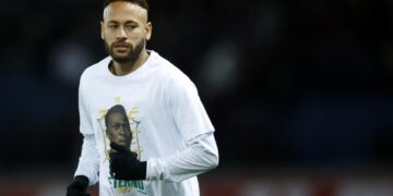 Neymar verwerft handelsmerk ‘Pelé’: voetbal legende’s erfenis overgedragen.