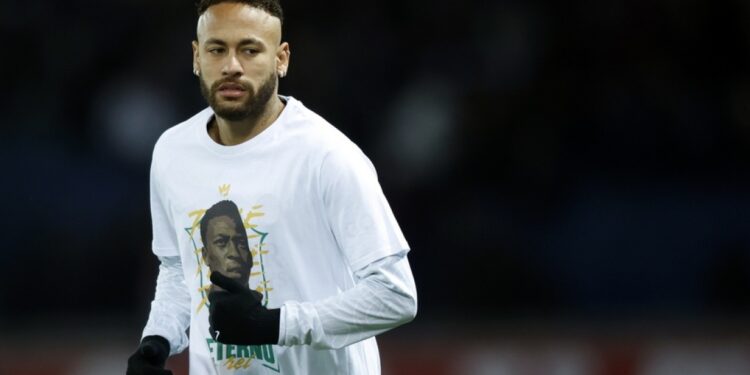Neymar verwerft handelsmerk ‘Pelé’: voetbal legende’s erfenis overgedragen.