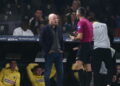 AEK-spelers benaderen scheidsrechter na wedstrijd tegen Panaitolikos