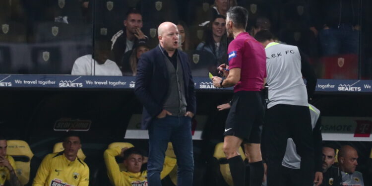 AEK-spelers benaderen scheidsrechter na wedstrijd tegen Panaitolikos
