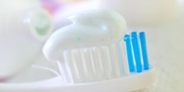 Magic tandpasta herstelt en verjongt versleten tanden