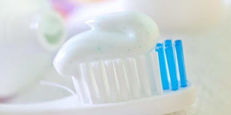 Magic tandpasta herstelt en verjongt versleten tanden