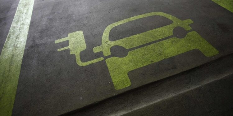 Van vervuilers tot milieuvriendelijk: evolutie van elektrische auto’s volgens nieuw onderzoek