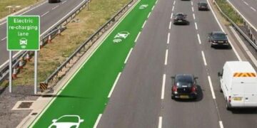 Frankrijk opent eerste draadloze oplaadsnelweg voor elektrische auto’s