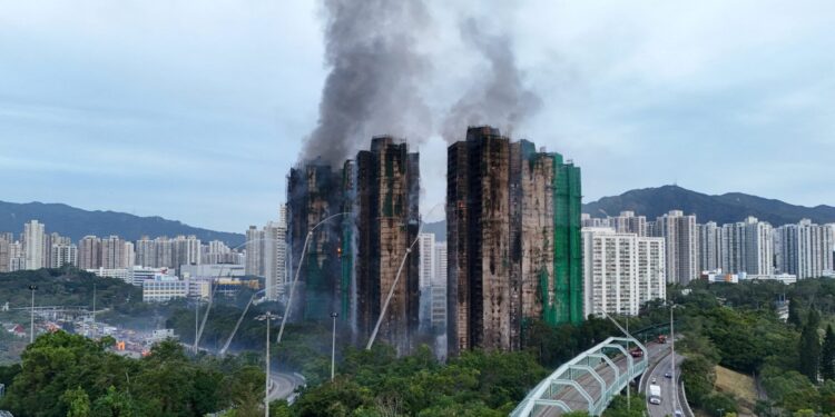 Hong Kong: Dodental bij brand in wolkenkrabbers stijgt naar 128, tientallen vermisten