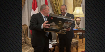 Minister van Denemarken geeft legopiramide aan Egyptische minister voor museumopening