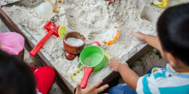 Zorgen over asbest in speelzand leiden tot sluiting scholen in Australië