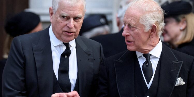 Prins Andrew afgezet voor vertrouwen op schatkist van Charles: wie betaalt de koning?