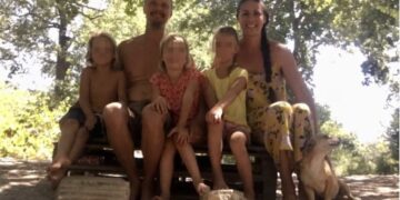 Het verdriet van het verloren gezin in het bos