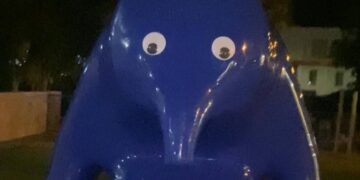 Australiër van 19 beschuldigd van vandalisme met zelfklevende ogen