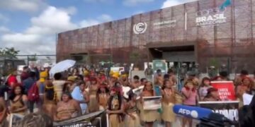 Inheemse demonstranten blokkeren toegang VN-klimaatconferentie in Brazilië