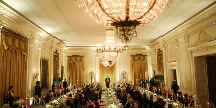 Elon Musk en Cristiano Ronaldo te gast bij Saoedische prins in het Witte Huis