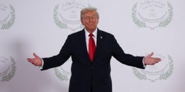 Trump verleent gratie aan volger: controversiële beslissing in de VS