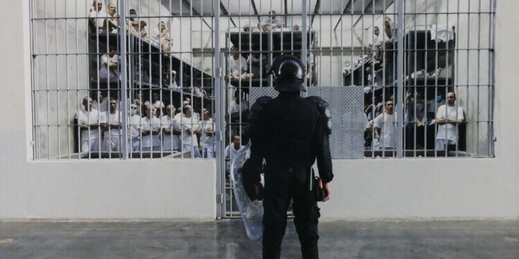 Marteling en seksueel geweld in Amerikaanse gevangenis El Salvador tegen Venezolaanse immigranten