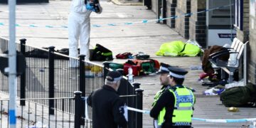 Mesaanval op trein in Engeland niet gezien als terreurdaad, motieven onduidelijk